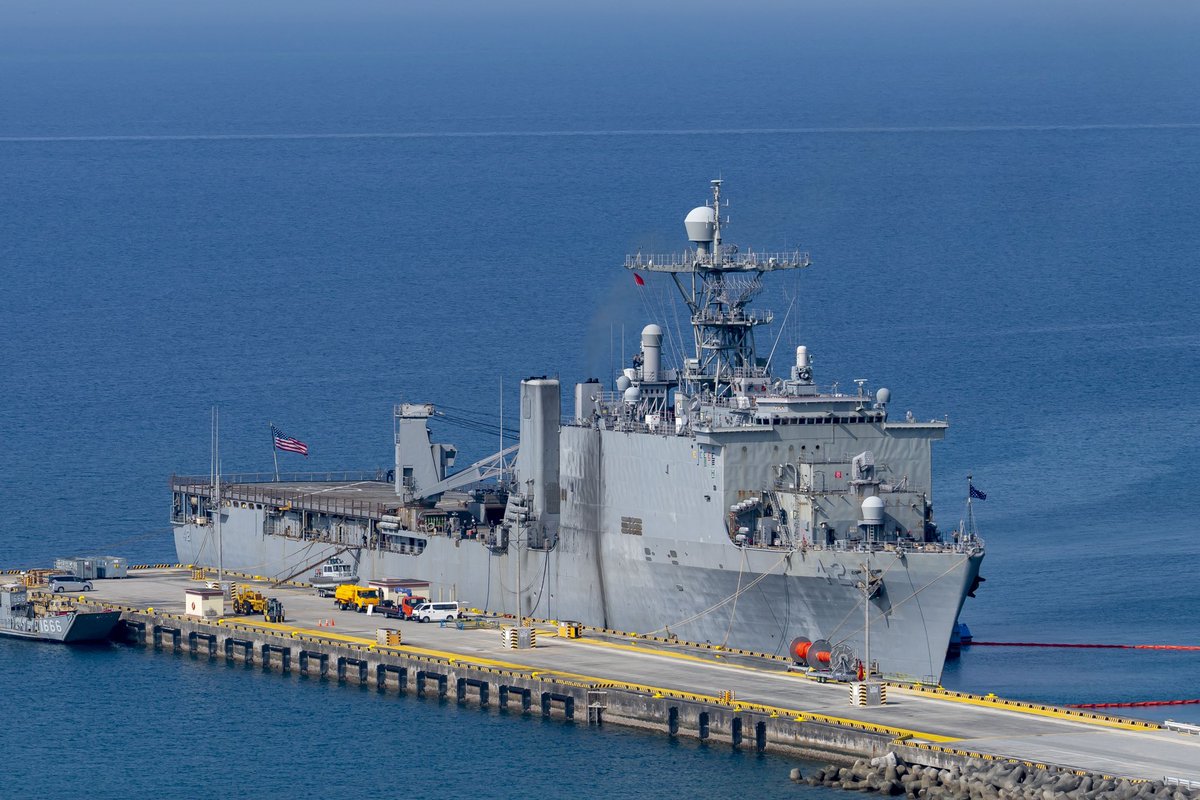 ドック型輸送揚陸艦『ニューオーリンズ』の入港シーン、独特の形状で