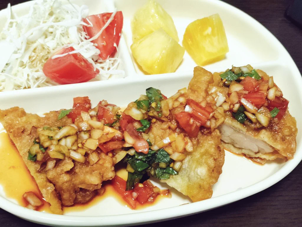 こちらのソース作って鶏天にかけてみましたら、揚げ物食べてる罪悪感が相殺されました😌
大葉も刻んで入れてみた。もっとお酢多めでもよかった✨  