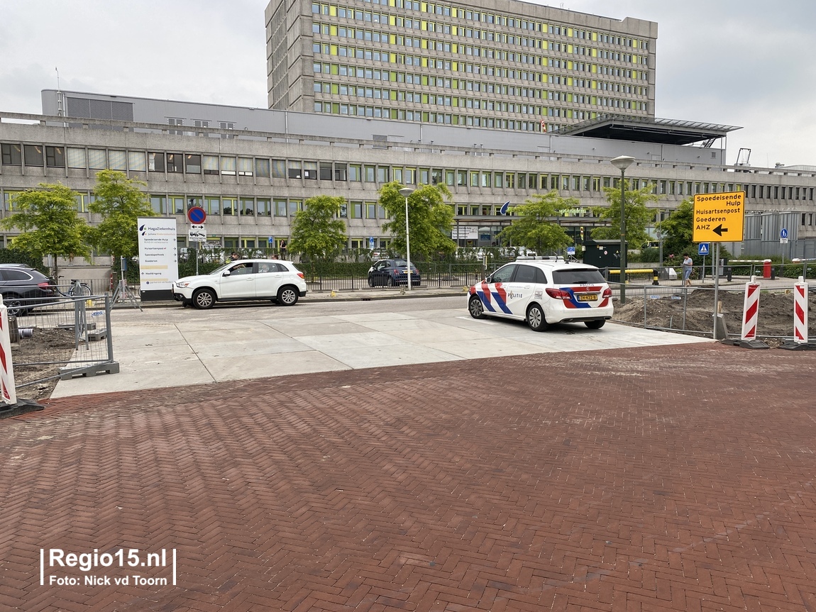 regio15's tweet photo. Op de #Escamplaan troffen wij een voertuig aan dat even daarvoor op de beruchte #poller was gebotst. Nummer 23 alweer. Van nummer 22, op zaterdagavond, zijn geen beelden. https://t.co/Fyx2D4EcOT