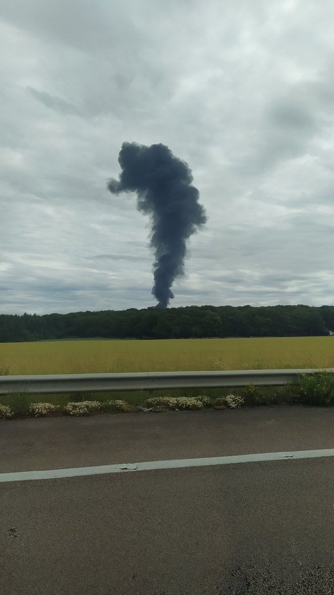 PhilBenhamou's tweet photo. Habemus Papam ?, ben non c'est tout noir 
(Incendie ? Visible A13 à la hauteur de la sortie Vironvay) https://t.co/w5VYDikQrj