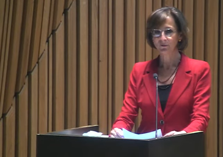 LaStatale's tweet photo. #UfficioProcesso La ministra #MartaCartabia apre il suo intervento a @LaStatale con un "saluto speciale al mio maestro #ValerioOnida", presente in Aula Magna. "Sono certa che la sua presenza sta a testimoniare un seme che è stato gettato in queste aule e sta dando frutti" https://t.co/gUSQdjxOwt