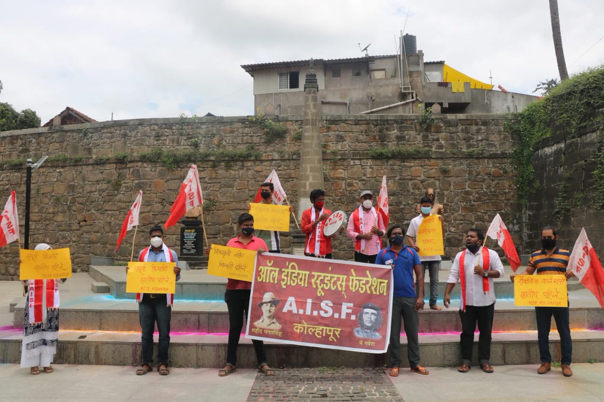 AisfKolhapur's tweet photo. *महाविद्यालयीन विद्यार्थांची संपुर्ण फी माफी करण्यात यावी, शैक्षणिक कर्ज माफ करावे, या व इतर मागण्यांसाठी ऑल इंडिया स्टुडंटस् फेडरेशन , कोल्हापूरच्यावतीने बिंदू* *चौक, कोल्हापूर याठिकाणी आंदोलन करण्यात आले..*
#CMO_Maharashtra 
#AISF_Kolhapur
#AISF_Maharashtra https://t.co/Ts50fUfuyZ