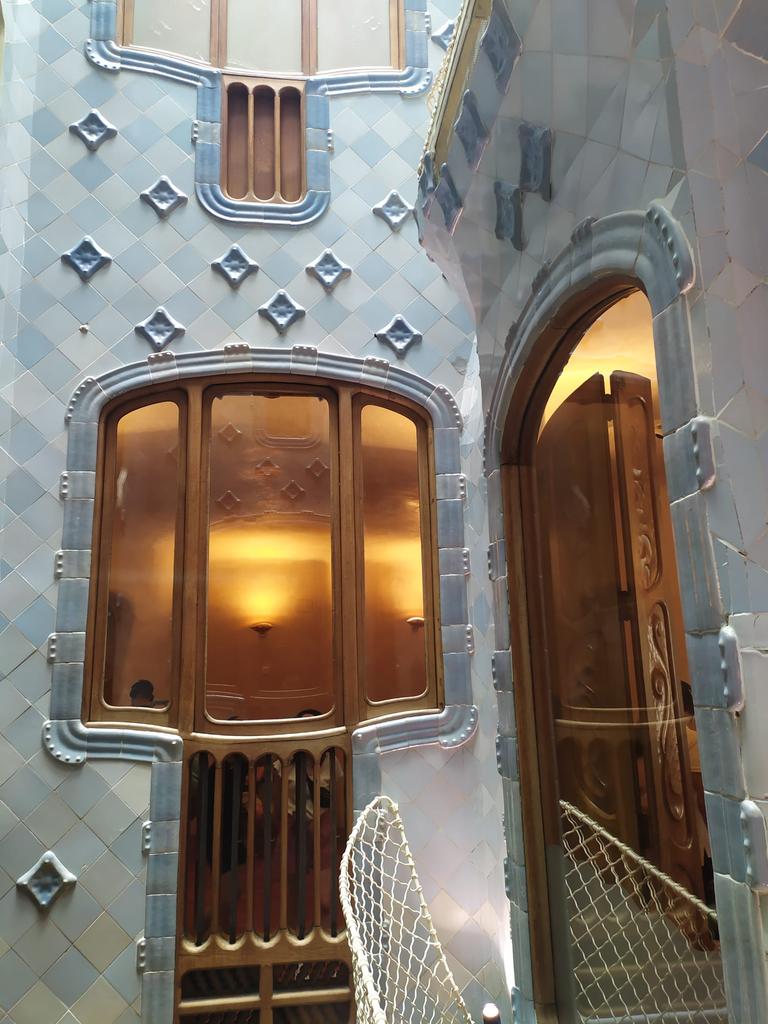 pipiatroni's tweet photo. @goldsant Hi. Dear Goldy. You take some lovely photos of the birds. I don't. Not being good at taking pictures of the birds. I love seeing your pictures so well made. Thanks to you and your colleagues, I can enjoy your lovely birds. 😘💞💖🙏🙏💙
Modernist Casa Batlló in Barcelona https://t.co/s62vPQzMX1