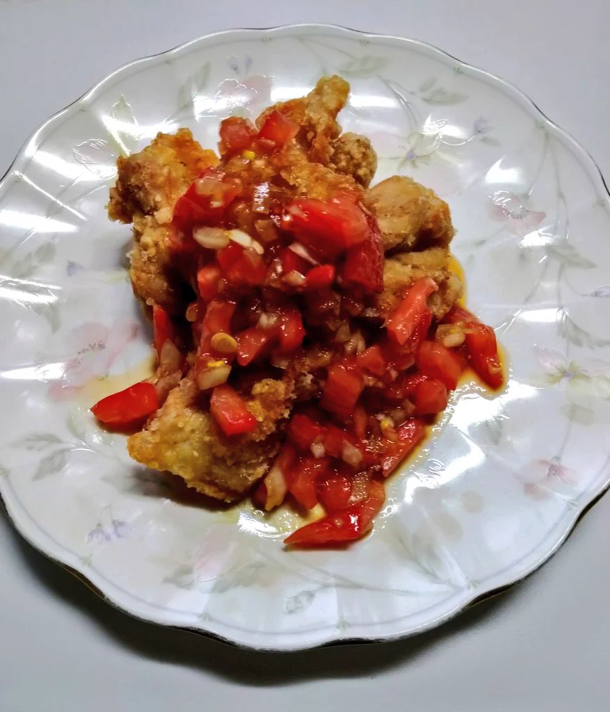今日の唐揚げに乗せてみました☺️油っこさが無くなりとっても美味しい唐揚げに変身🎶
今度、冷製パスタや冷奴にも乗っけてみよう👍
美味しいソースをありがとうございます😋  