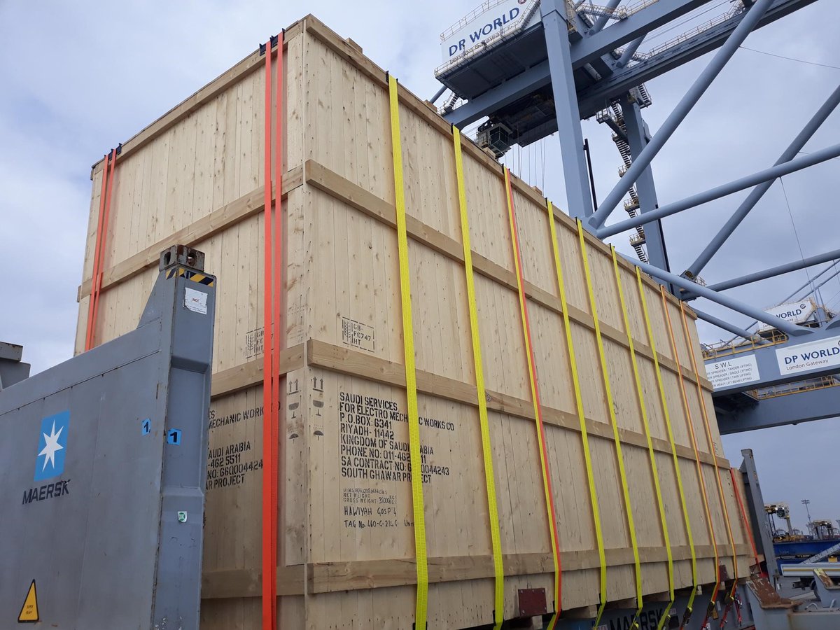 TuscorlloydsUK's tweet photo. No cargo too big for us here @TuscorlloydsUK - Exceptional job (4 x 40FT FR) over 4.5m high carried out by our operations team.
From UK to Middle East (130 tonne OOG).
#GlobalLogistcs #FreightForwarder #ShippingNews #Keepcargomoving #Transportation #supplychain #freight https://t.co/qEADWxE5hg