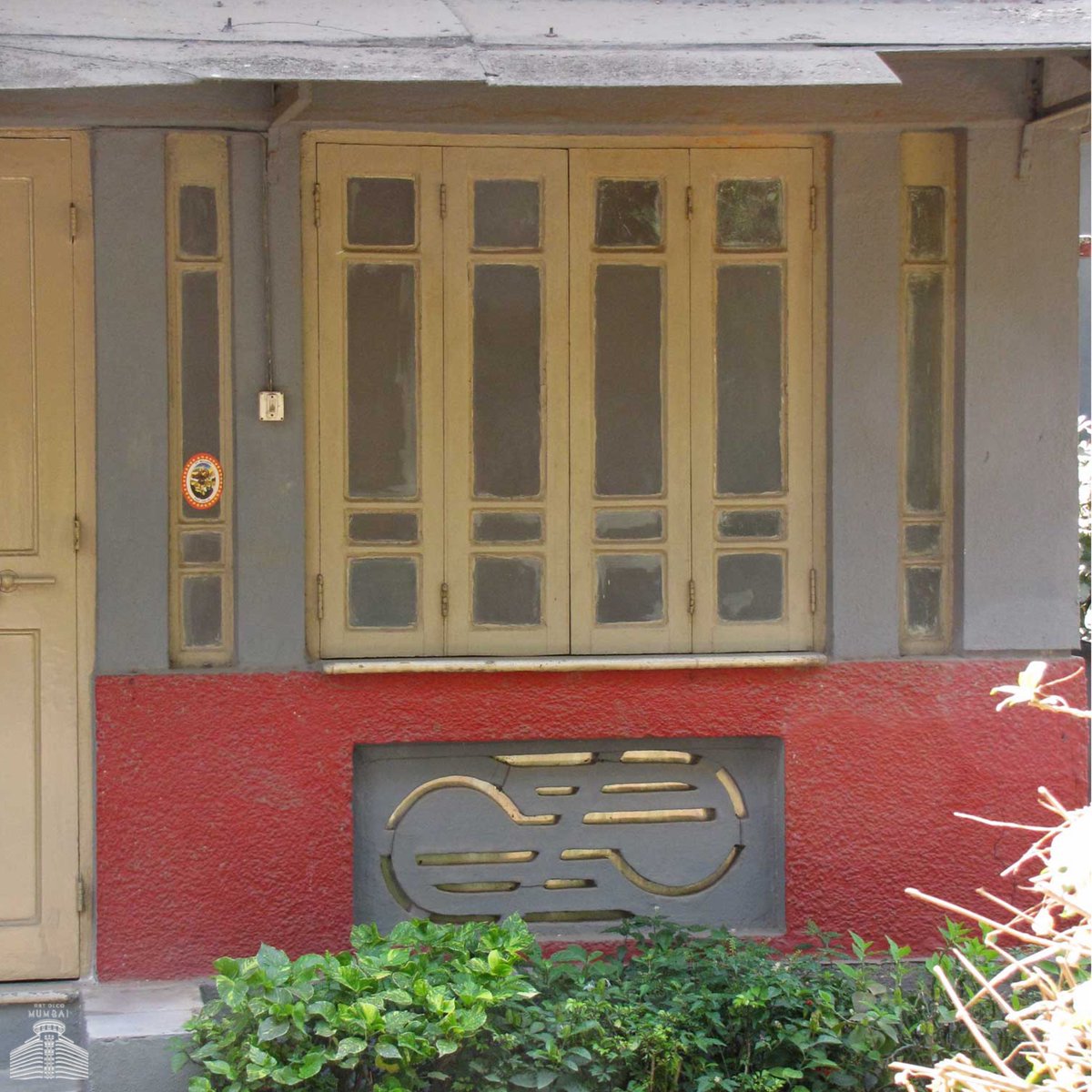 artdecomumbai's tweet photo. The bungalow adorns a motif in the form of a concrete grille tucked under a window. The #windowgrille design is a beautiful composite of soft curves, short waves, and rigid angles. (2/2)
#ArtDecoMumbai https://t.co/FgKzZpu0bQ