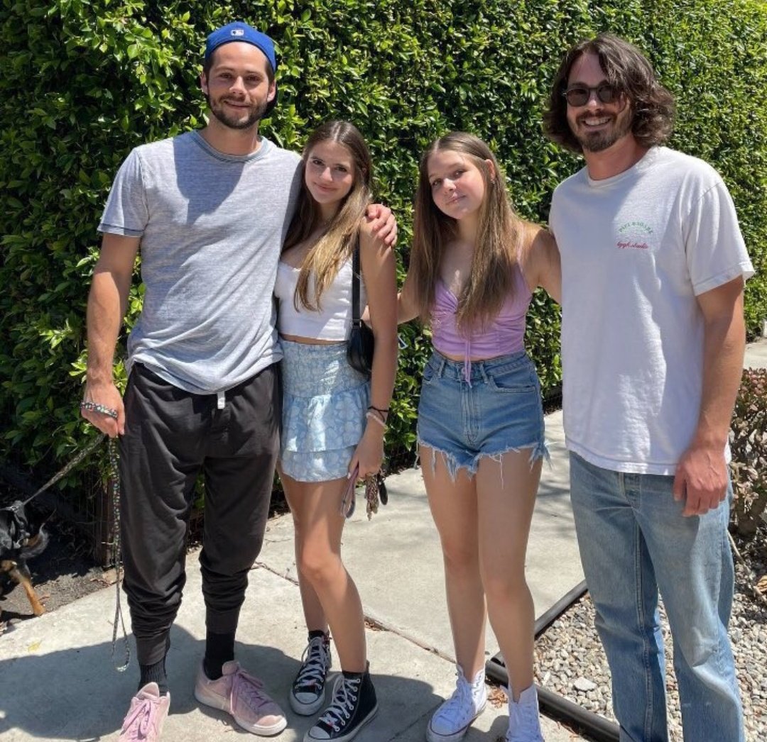 DylanOBrienSp's tweet photo. 📸 Atención el crossover que no imaginamos nunca ver...Nueva foto de Dylan y Logan Lerman junto a unas fans 😍😍😍 https://t.co/rsOP0vYPNM