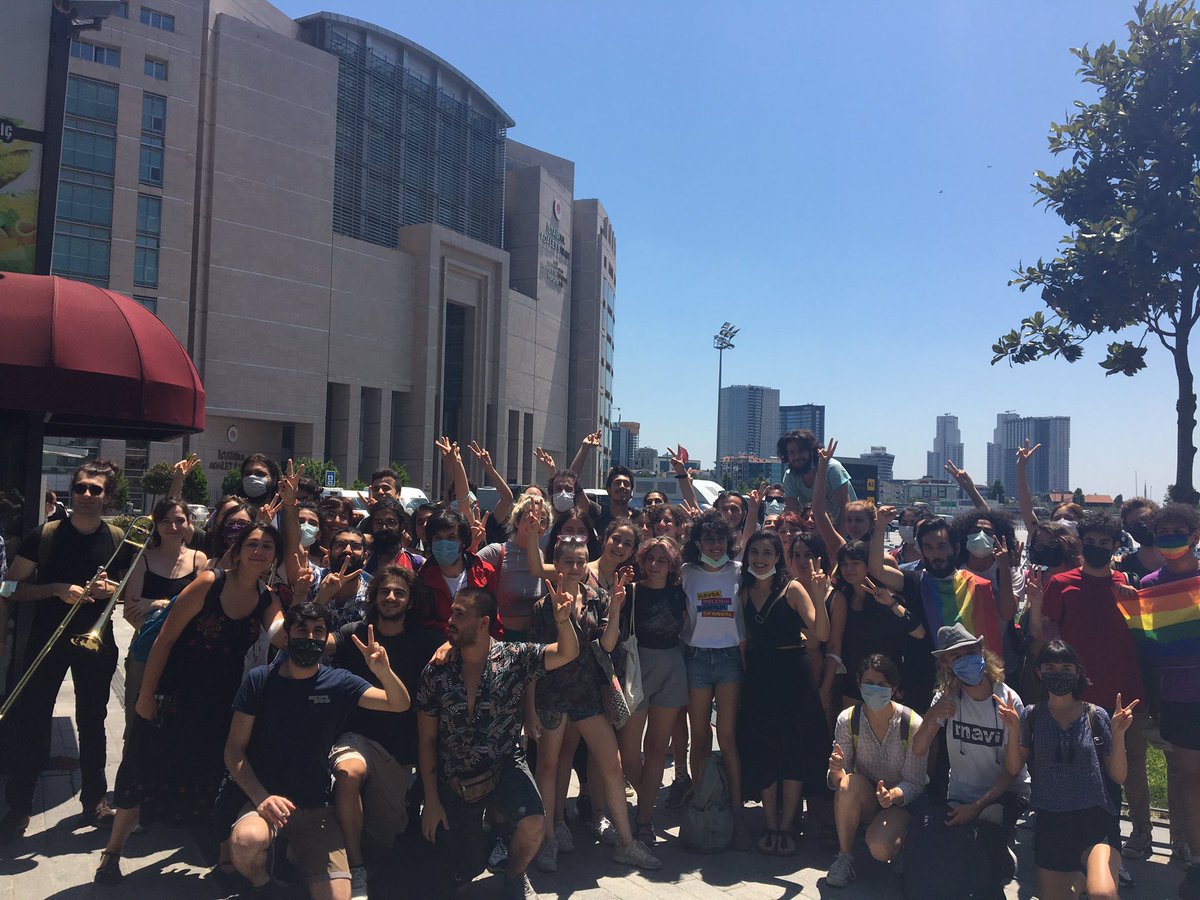 Ne güzelsiniz Boğaziçililer❤️

Boğaziçi Üniversitesi öğrencilerinin LGBTİ+ bayrağı taşıdığı gerekçesiyle yargılandığı dava sırasında çekilen fotoğraf. Buram buram gençlik enerjisi akıyor fotoğraftan.