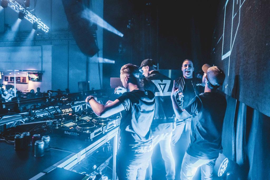Saberzmusic's tweet image. Bumpin Hard hit 100,000 streams last week 🔥😍

Thank you guys for all the support on this banger with our brothers @jaxxandvega 

STREAM NOW: 
bumpinhard.smashthehouse.com  

#ZTeam