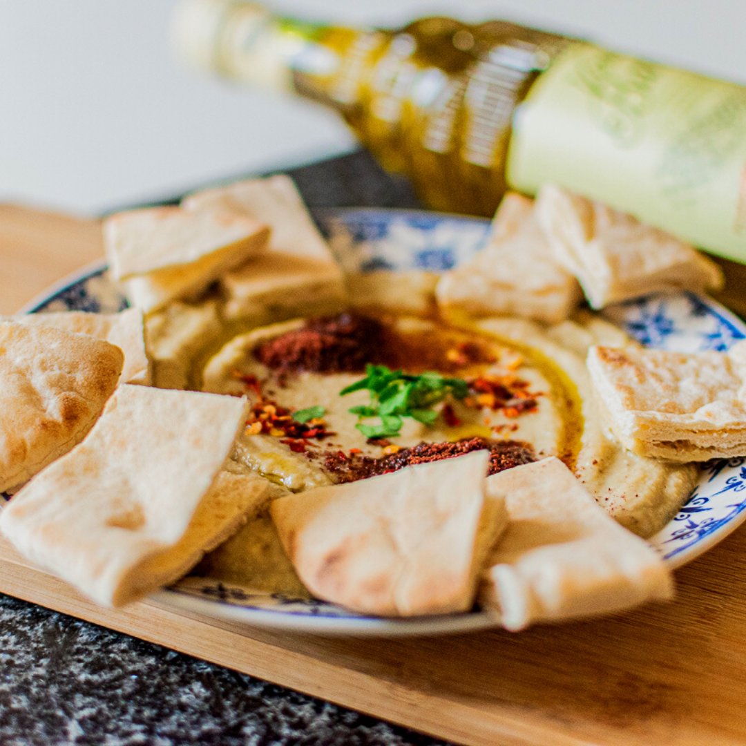 Para los amantes del Hummus quizá no tengamos que deciros nada, pero para quienes aún no habéis probado esta delicia os pedimos que cerréis los ojos e imaginéis una cucharada de una suave y rica crema casera de garbanzos aderezado con un poco de #VentaDelBarón.