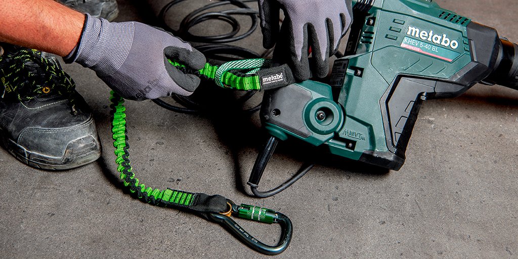 ZoneOutillage's tweet photo. Protection contre les chutes : le nouveau système de protection pour outils de Metabo. 

#metabo #worksite

https://t.co/8Mq2BoddD6 https://t.co/mXFvgCMWlK