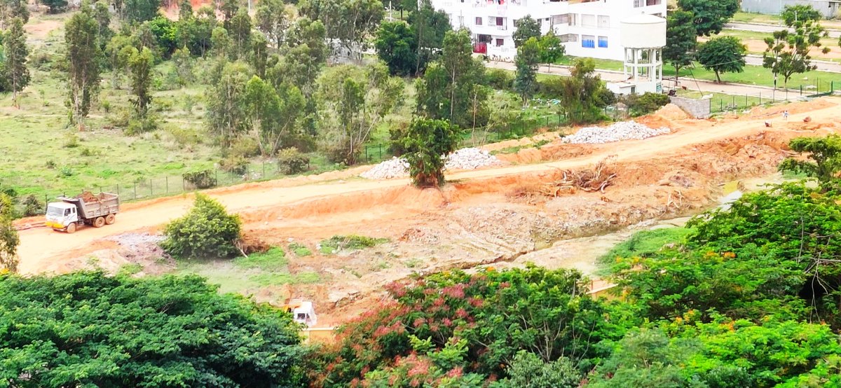 Megha238's tweet photo. Encroachment or Rejuvenation?
There was Esther lake here a month ago. Now I see the water is completely gone &amp; there are trucks and buldozers. What is the purpose to drain the lake? #SaveLakes #ClimateCrisis
@GreenTweetArmy @DEFCCOfficial @BengaluruLakes @BBMPCOMM  @FFF_Karnataka https://t.co/Tt5gEj3JuD