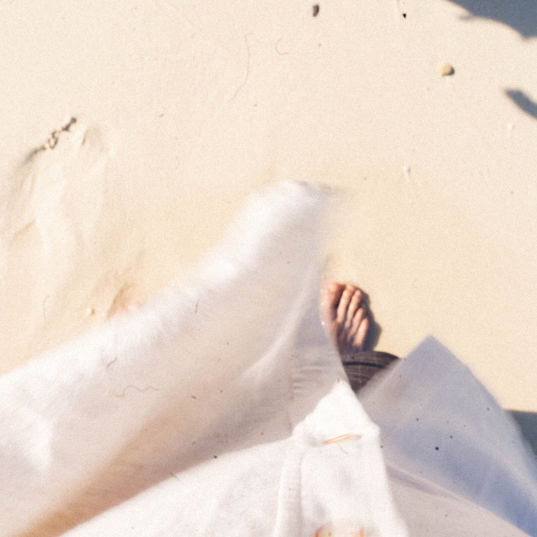 Soft sand, warm sun, flowy shirt dresses, and no shoes are our current #mondaymotivation - or maybe it's more of a  #mondaymanifestation? 

#sand #mondays #mondayvibes #positivevibes #summervibes #summerfeeling #dreamingofsummer #needaholiday