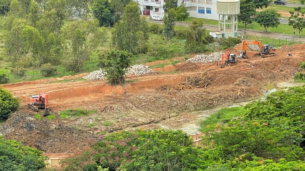 Megha238's tweet photo. Encroachment or Rejuvenation?
There was Esther lake here a month ago. Now I see the water is completely gone &amp; there are trucks and buldozers. What is the purpose to drain the lake? #SaveLakes #ClimateCrisis
@GreenTweetArmy @DEFCCOfficial @BengaluruLakes @BBMPCOMM  @FFF_Karnataka https://t.co/Tt5gEj3JuD