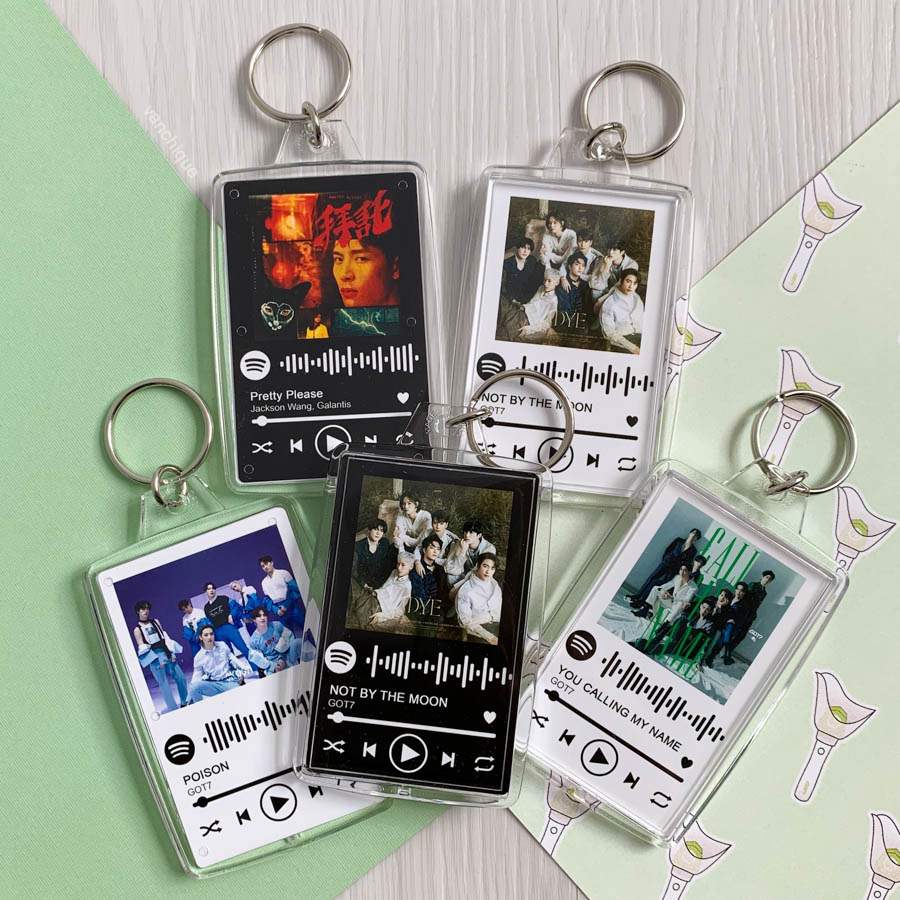L0M4NG's tweet photo. Hiii hiiii, so since pkp lagi and tak sure end bila, i was planning to make a new business memandangkan tersangatlah susah nak dapat kerja and i need the money. So just an interest check if i jual keychain macam ni and harga tak sure lagi but below RM10 ada yang nak tak? https://t.co/NlDo9bw7x9