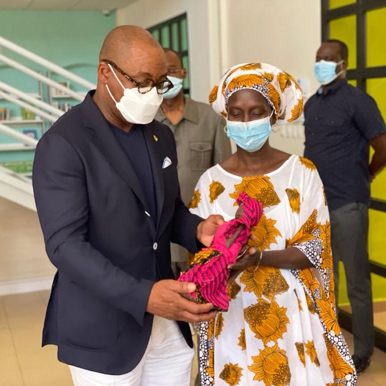 MediatechBargny's tweet photo. Retour en images !
Visite du Président de la @boad_official, M. @ekuese.
@SunuBibliotech remercie le Président et la BOAD pour leur soutien inestimable dans la réalisation de ce projet.
#inclusion_sociale #inclusion_numérique #éducation #enfant #femmes #kebetu #sunubibliotech https://t.co/29NdqlpPDp