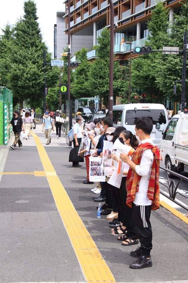 Aung76027969's tweet photo. Chin Community of Japan (CCJ) and Chin Youth Organization of Japan (CYO-JP) held the fundraising campaign from 9-3:30 pm on June 26 at Harajuku Station, Tokyo. #RecognizeNUG #June28Coup #WhatsHappeningInMyanmar https://t.co/x28drF0h3x