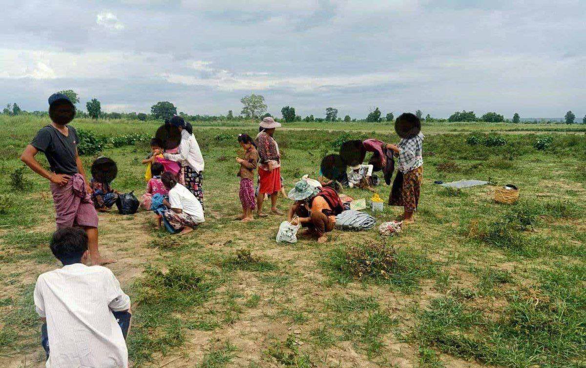 Aung76027969's tweet photo. Over 10,000 villagers have to flee in fear becoming refugees in the jungles and in urgent need of humanitarian aids as Junta terrorists have been ransacking the villages since 2nd week of this month. #RecognizeNUG #June28Coup #WhatsHappeningInMyanmar https://t.co/8cgJOZBHac