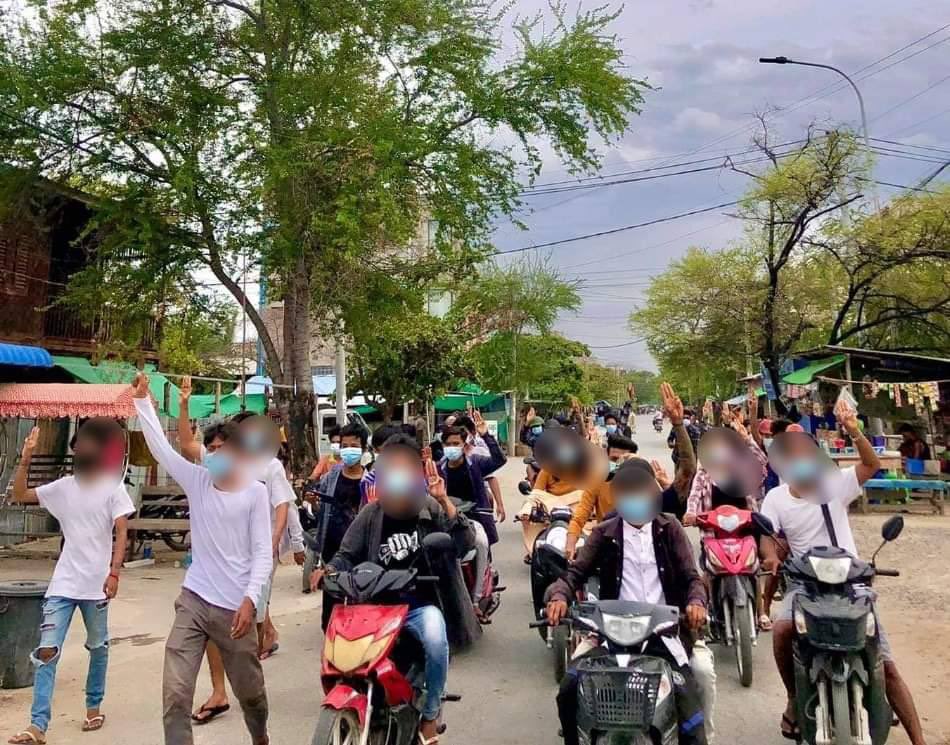 hpayoethiha's tweet photo. The AungPinLae Main Strike marched to demand an immediate end to the rule. #RecognizeNUG  #June28Coup #WhatsHappeningInMyanmar https://t.co/jYey1VAzhj https://t.co/G3s50xJFxw