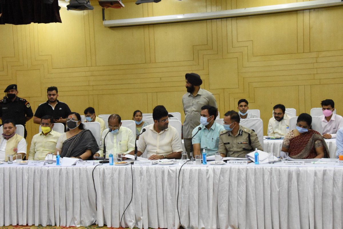 DIPRO_Faridabad's tweet image. ✅ डिपो होल्डरों की दुकान के बाहर नाम, मोबाईल नंबर व स्टॉक का बोर्ड 15 दिन में लगाकर रिपोर्ट करें : @Dchautala 

🔸 @dcmohry ने जिला परिवेदना एवं कष्ट निवारण समिति की बैठक में दिए निर्देश

🔸 मीटिंग में 16 परिवाद रखे गए जिनमें से 14 का मौके पर ही निपटारा कर दिया गया