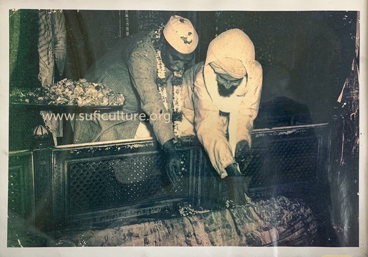 First President of India Dr. Rajendra Prasad paying floral tribute at the holy grave of Hazrat Nizamuddin Aulia with Pir Zamin Nizami Syed Bukhari, Late Sajjadanashin of Dargah.