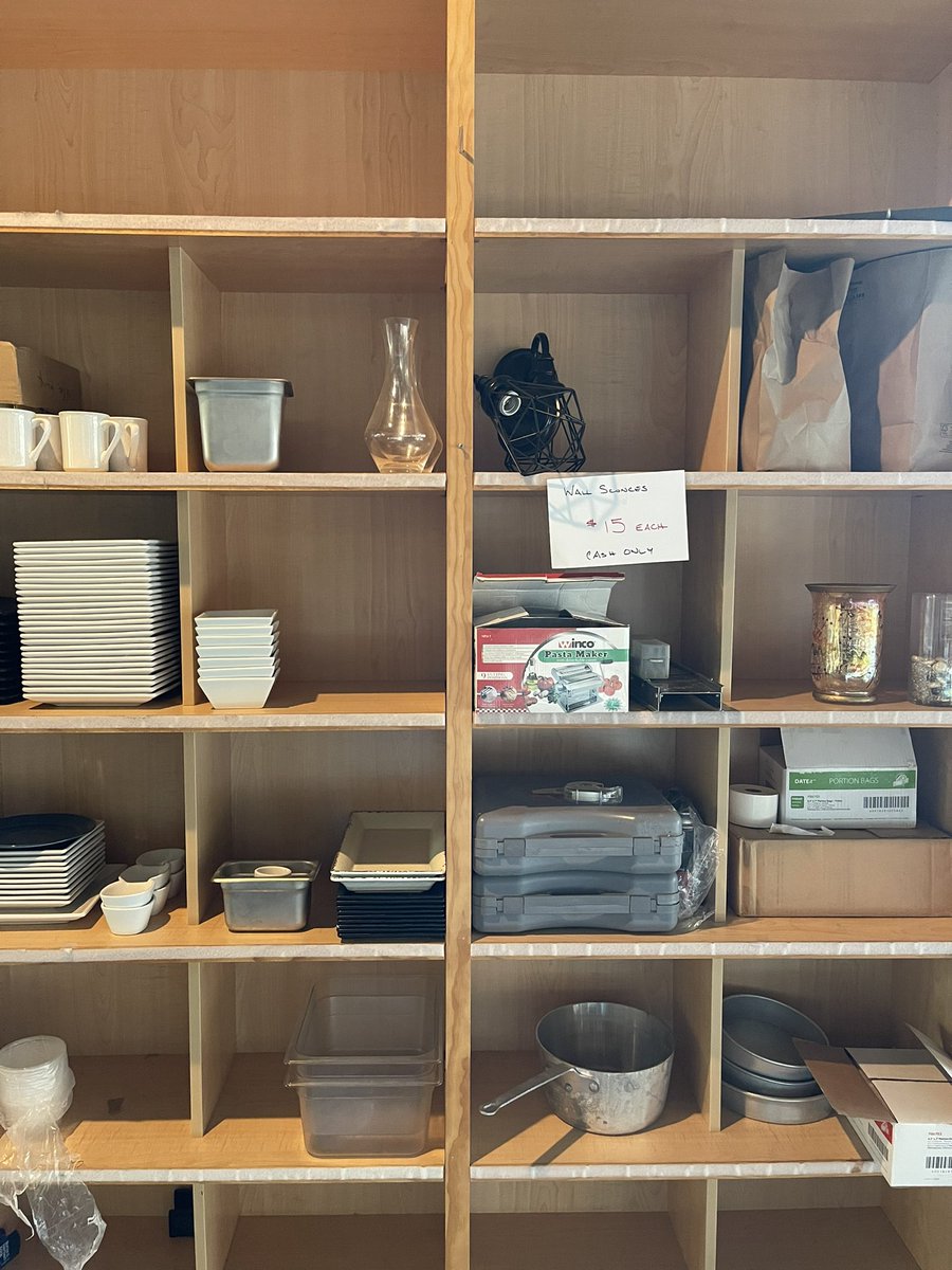 oaktonwineshop's tweet photo. We are back today. We have a few more items to sell. All are cash only. We will be in from 10 to 7 today. Thank you for your support

#belocal #shopsmall #shoplocal #oaktonva #wine #beer #cashonly #plateware #glassware https://t.co/JkrrU5MRyo