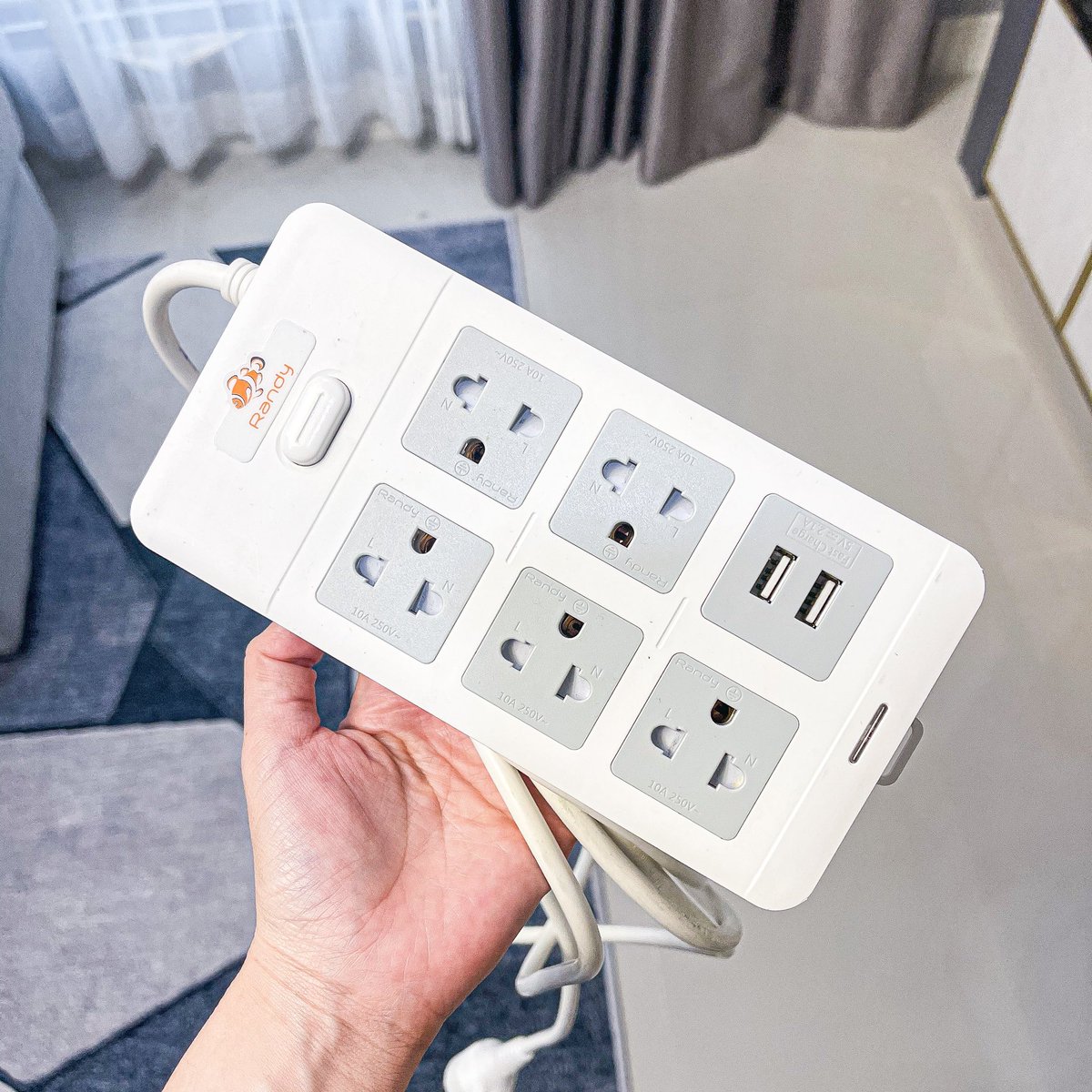 samipangsri's tweet photo. ทุกคนนน ปลั๊ก 3 ตาของยี่ห้อนี้ดีมาก อยากบอกต่อมาก มีรูเสียบ USB 2 รูด้วย นี่ใช้ตัวนี้แล้วรู้สึกปลอดภัยสุดละตั้งแต่ใช้อะ มีมอก. เสียบกินหมูทะ 2 เครื่องยังไม่ร้อนสักนิด https://t.co/PdxVHsw0lu