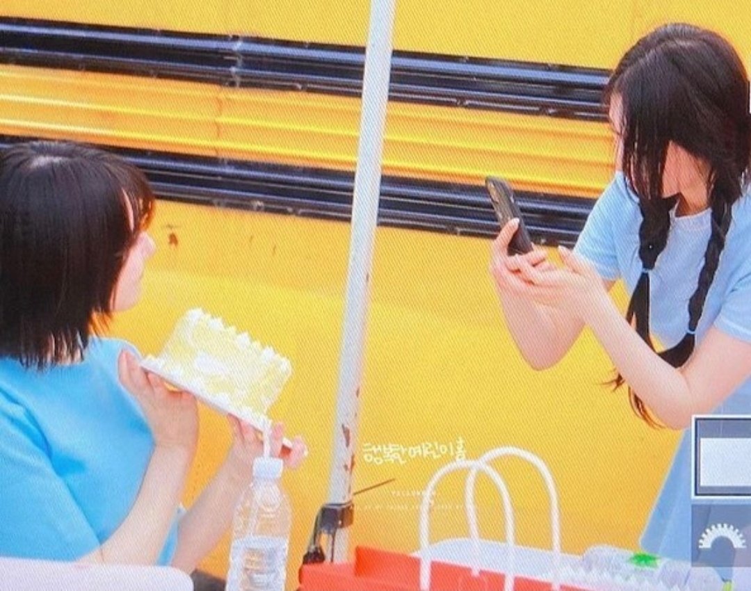 _ParkMinyeon's tweet photo. Jiyeon the photographer 😆😍 love their friendship 🥰 
#jiyeon #yerin https://t.co/oBIJr0Z79e