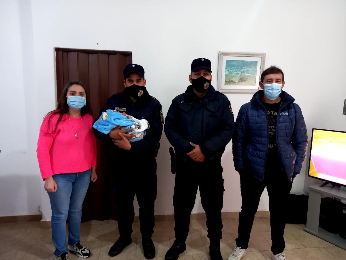 PoliciaCbaOf's tweet photo. 👏👏Felicitamos a Santiago Montenegro y Juan Heredia👮👮, efectivos integrantes del #CAPVIII, quienes asistieron a un bebé de un mes de vida que se encontraba sin signos vitales en B° #GralBustos. https://t.co/Chkd1OGuIC