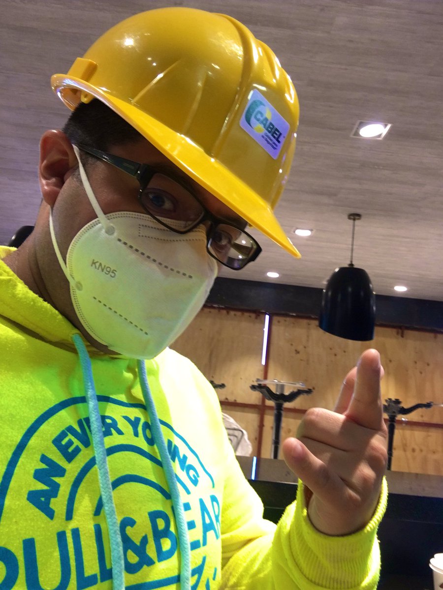 Qué tal ehhhhh sin querer combina mi casco con mi sudadera jajaja trabajo y más trabajo arre 🤠 todo Serch’s