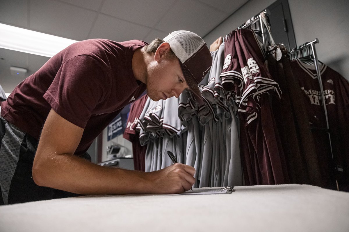 HailStateBB's tweet photo. Packing for a business trip 👔

#HailState🐶 | #OmaDawgs https://t.co/o8rkBitLhT