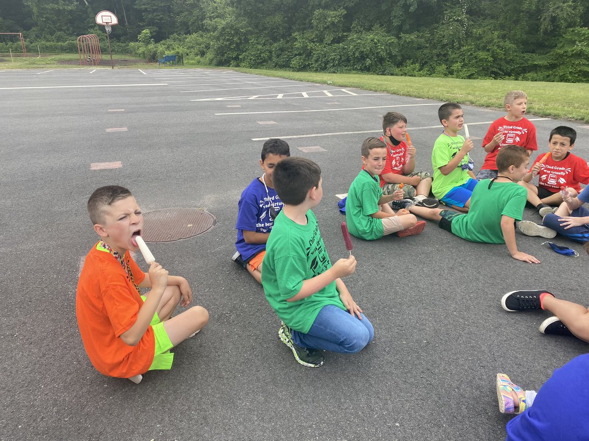 mlieberman89's tweet photo. Ice pops to celebrate the last day of school 💕 @superswansea16 @esbrownschool https://t.co/It996MN6Yk