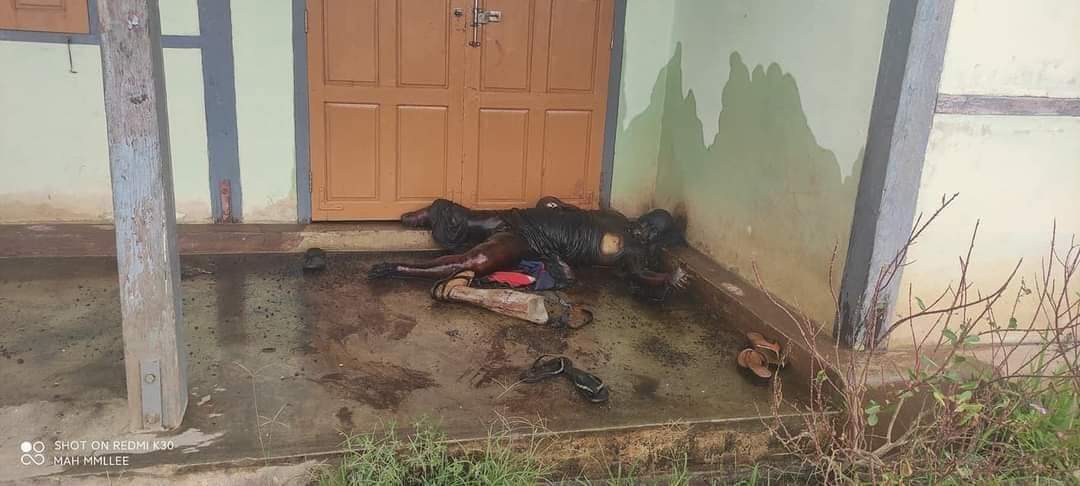 Yaellie2's tweet photo. The bodies of those tortured and killed inhumanely and brutally by the Terrorist Military Junta in Demoso,Kayah
Can't anyone else really save us from this bloody hell?????
#UnfetteredAccessForAids
#SaveKayah
#June16Coup #WhatsHappeningInMyanmar https://t.co/qFOblM37c9
