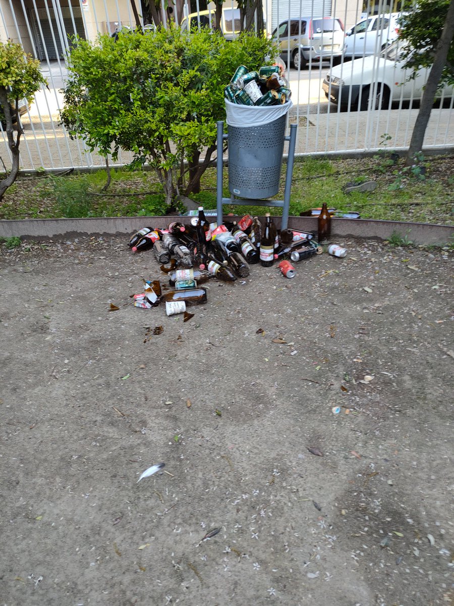mariace1970's tweet photo. @diariomallorca Así tenemos el parque de Can Simonet y a 30 escasos metros la @policiadepalma  Comisaría Oeste que jamás ha echo una intervención.Alcohol,drogas,peleas,borracheras,gritos,orín y heces..terrible.@DavidDiezH @Ossi836 @EstarellasJose . https://t.co/Up68nz7Xv9