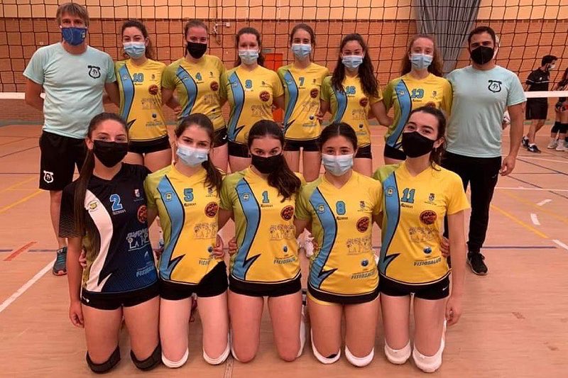 cevbcf2021's tweet photo. ¡Ya no queda nada!
De la Comunidad Autónoma de Extremadura 
1ª Foto: CP Licenciados Reunidos #cplicen 
2ª Foto: AD Lacimurga VB @ad_lacimurga 
¡Mucha suerte chicas! 💪🏼
#JugamosPorLaIgualdad
#cevbcf2021 @RFEVB @fvbpa https://t.co/QRQR8RGraN