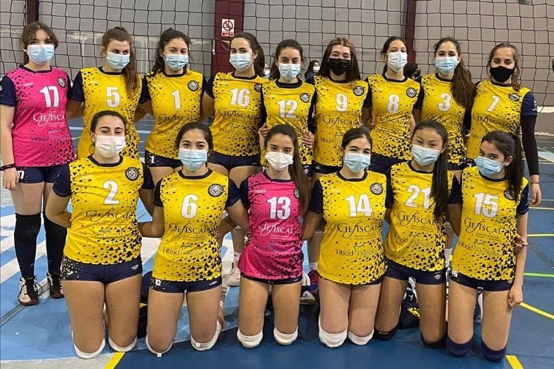 cevbcf2021's tweet photo. ¡Ya no queda nada!
De la Comunidad Autónoma de Extremadura 
1ª Foto: CP Licenciados Reunidos #cplicen 
2ª Foto: AD Lacimurga VB @ad_lacimurga 
¡Mucha suerte chicas! 💪🏼
#JugamosPorLaIgualdad
#cevbcf2021 @RFEVB @fvbpa https://t.co/QRQR8RGraN