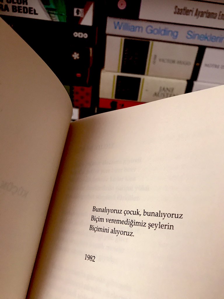 Bunalıyoruz çocuk,bunalıyoruz 
Biçim veremediğimiz şeylerin 
Biçimini alıyoruz. 
@sukruerbaas <a href="/krmzkedikitap/">Kırmızı Kedi Yayınevi</a> <a href="/Siir_Sokaktadir/">Siir Sokakta</a> <a href="/mavi__ayrac/">Mavi Ayraç</a>