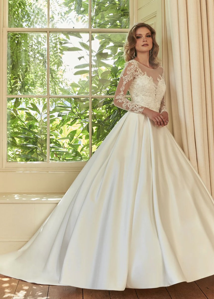 VANITA | This has to be one of my favourite gowns, a true princess gown! Glamorous, timeless and so elegant. Offering you two gorgeous looks for your special day. bit.ly/3s2HuJC

#jenniferwrenbridal #bridal #ballgown #romanticacollections