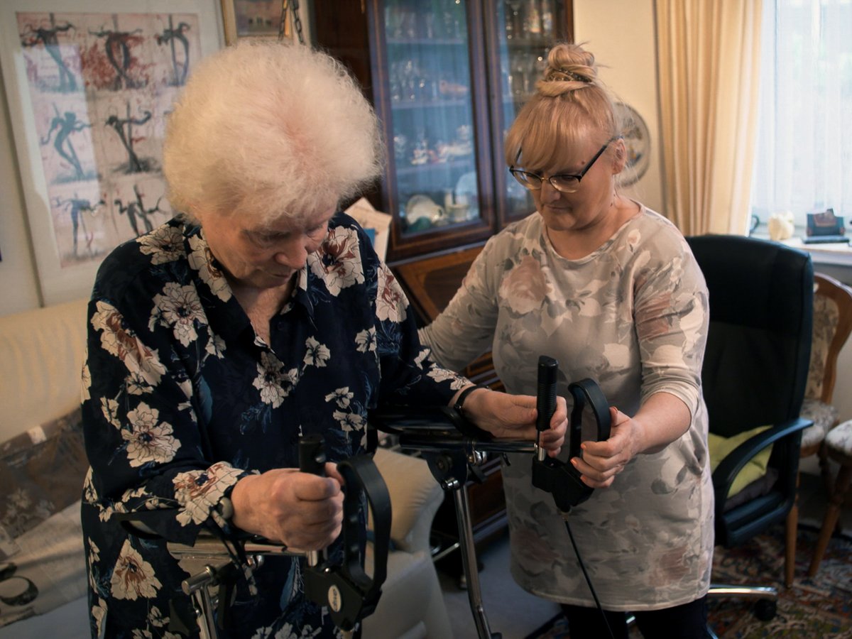 Wer pflegt Oma? Unsere Doku über osteuropäische Pflegerinnen läuft heute, am 16.06.2021 um 20:15 Uhr im SWR. Ein Film von Mirjana Momirovic und Caroline Haertel. Schaltet ein!📺 @micafilm_berlin <a href="/SWRpresse/">SWR</a>  #pflegerin #osteuropa