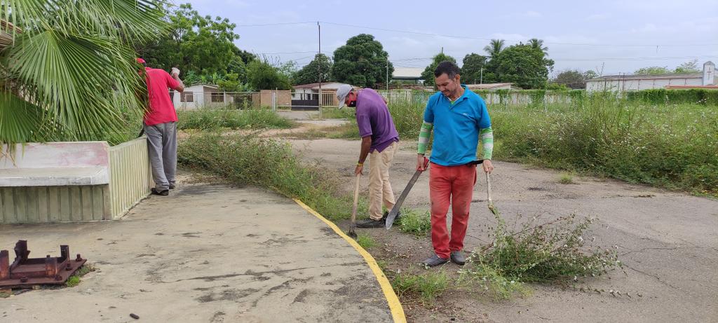 Continuamos con las jornadas de #limpieza y #desmalezamiento en el municipio.
  Hemos realizado limpieza en general en Espacios Públicos y Deportivos, asímismo, en Plazas, Bulevares, Calles, Avenidas e Instituciones Públicas del Estado. 
¡¡¡Con Dios y Trabajo Todo es POSIBLE!!