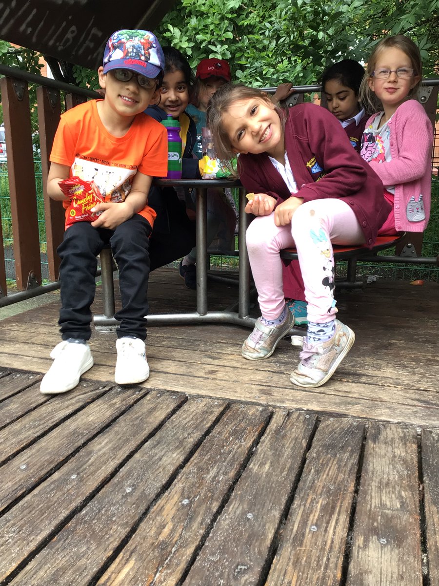 P1bpollokshield's tweet photo. Today we had our summer fun day in square park ☀️  We spent the whole day outdoors  and  had  a  surprise  visit  from  @SunriseDances  We  all  felt  very  tired  at  the  end  of  the  day!  😄 https://t.co/CKUACNII6M