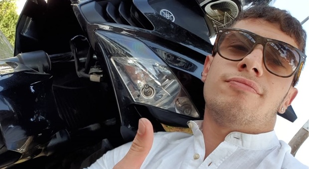 OnlusAvisl's tweet photo. Luca Tosi Brandi morì a soli 20 anni mentre viaggiava sul suo scooter a Roma a causa delle buche sull’asfalto. Era il dicembre 2018. Rinviati a giudizio i tecnici della ditta di manutenzione della strada  #domenicomusicco #lucatosibrandi

https://t.co/wQmZPwite7 https://t.co/ms3GYkvJh6