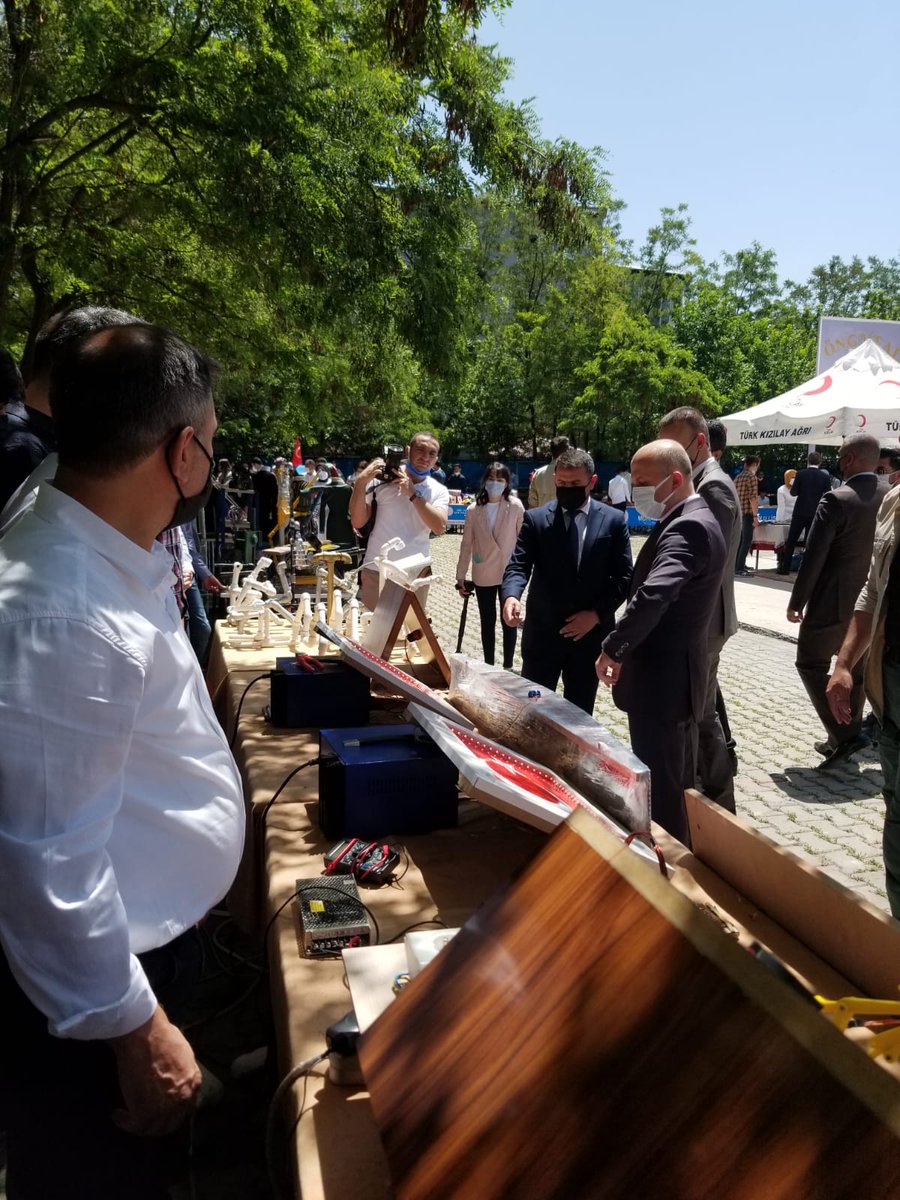 dincermanay's tweet photo. 1000 Okul projesi kapsamında yapılan sergide standlarımızı gezen Sn Valimiz Dr.Osman Varol ve  Milli Eğitim Müdürümüz Mehmet Faruk Tekin  Okulumuzda yapılan çalışmaları yerinde görmek için okulumuzu ziyaret edeceklerini söylediler. @1000Agr @agrimem @mfaruktekinn @AgriValilik https://t.co/JKN2FFVN4X