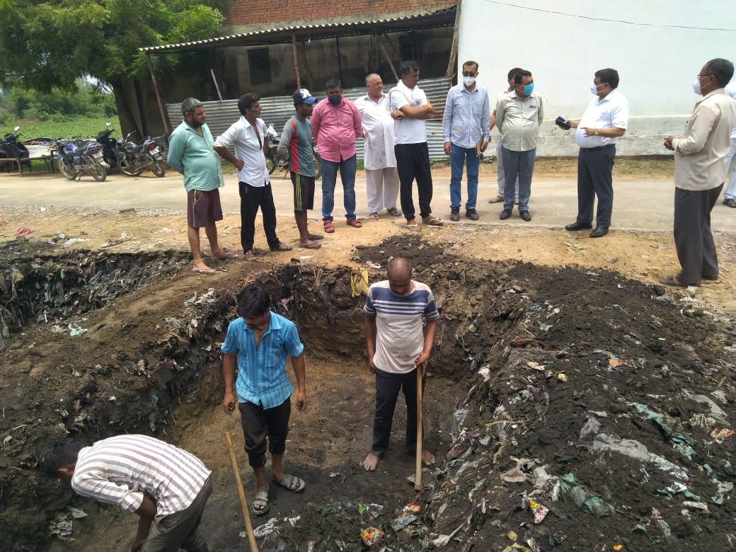 DdSaharanpur's tweet photo. दिनाँक 16 जून 2021 को उपनिदेशक(पंचायत) द्वारा" मेरा गांव स्वच्छ गांव " के अंतर्गत जनपद मुज़फ्फरनगर के विकास खण्ड मोरना के ग्राम पंचायत भोपा, मोरना और बेहड़ा सादात में कम्पोस्ट पिट के निर्माण व सामुदायिक शौचालय का निरीक्षण किया गया।
@Bhupendraupbjp @uppanchayatiraj @CMOfficeUP https://t.co/Hrrnhec6GL