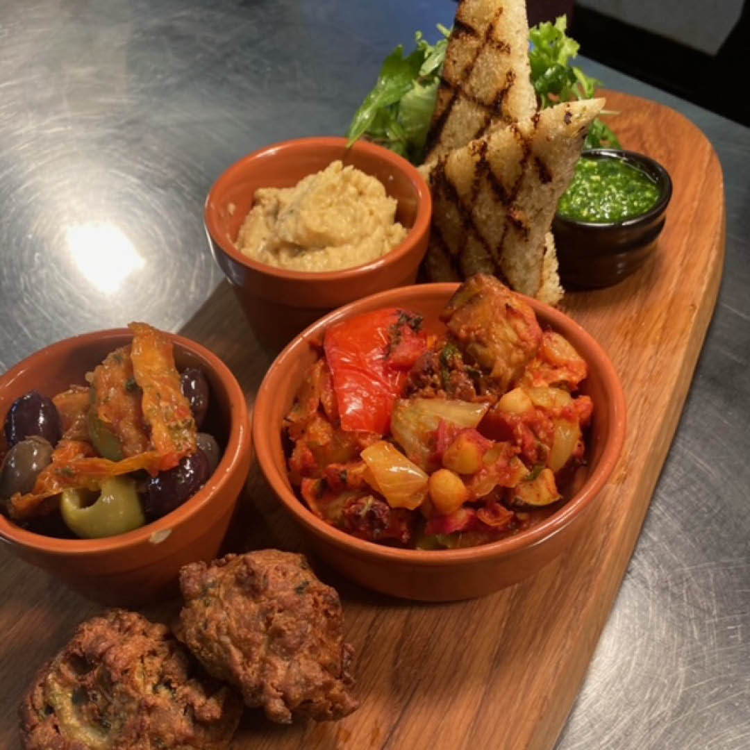 thefleece_inn's tweet photo. Mini bhajis, olives and sunblush tomatoes, spiced hummus, Morrocan vegetables, toasted homemade
focaccia - A tasty vegan option from tempting menu at The Fleece Inn https://t.co/ZYAAiJMOpQ #vegan #pubfood #traditionalinn #countrypub #lancaster #lancashire 😋 https://t.co/mXXEOeuAcm