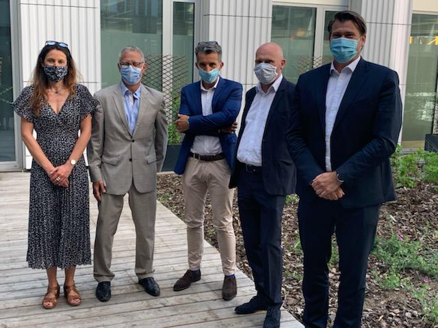 enedis_hdf's tweet photo. Via #Groupee @Enedis poursuit son rôle de facilitateur de la #mobelec et de la #TE. Avec ses partenaires, elle lance une expérimentation de gestion intelligente des énergies à l’îlot Saint-So à #Lille
➡ #autoconso collective➕autopartage d’un #VE via une borne bidirectionnelle https://t.co/paydveL8Bd