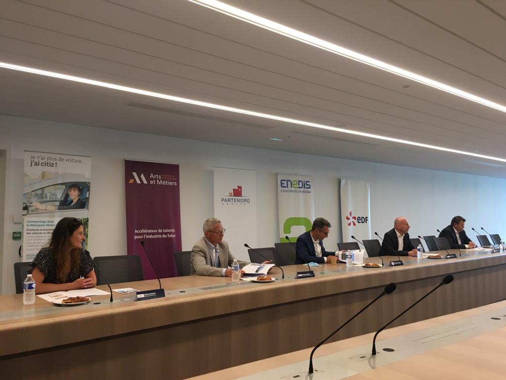 enedis_hdf's tweet photo. Via #Groupee @Enedis poursuit son rôle de facilitateur de la #mobelec et de la #TE. Avec ses partenaires, elle lance une expérimentation de gestion intelligente des énergies à l’îlot Saint-So à #Lille
➡ #autoconso collective➕autopartage d’un #VE via une borne bidirectionnelle https://t.co/paydveL8Bd
