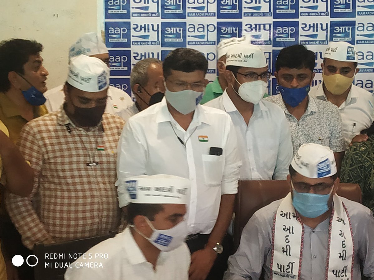 NonstopGujarat's tweet photo. #surat #Aam #party #Gujarat #press #confrence गुजरात आम आदमी पार्टी का दामन थामने वाले पत्रकार इशुदान गढ़वी का आज सुरत दौरा,पत्रकार परिषद कर सीआर पाटिल पर आरोप लगाते हुए कहा कि पैसे का ऑफर देना बंद करे
@CRPaatil @CMOGuj @PMOIndia @ArvindKejriwal @AmitShah https://t.co/zMmMWk80PT
