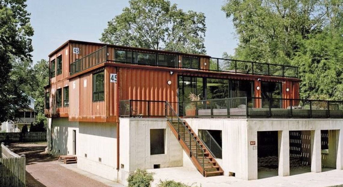 RAMLyon's tweet photo. Les containers ne servent pas seulement à transporter des marchandises par bateau. 🛢 Ils peuvent être transformés en de véritables maisons à découvrir ci-dessous !  👇🏡#ImmobilierInsolite https://t.co/F8zMEdALXo https://t.co/xgMysZg2J2