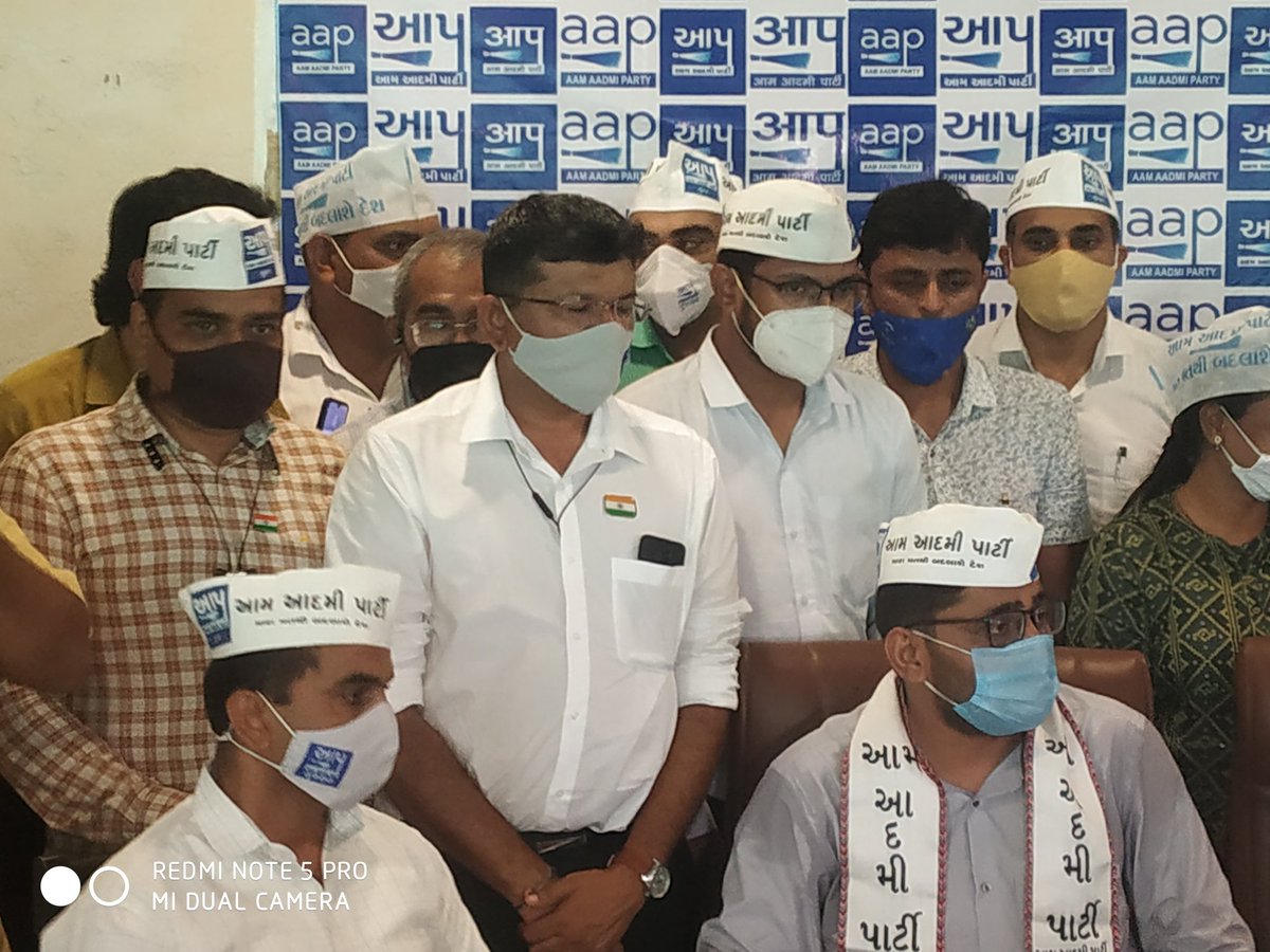 NonstopGujarat's tweet photo. #surat #Aam #party #Gujarat #press #confrence गुजरात आम आदमी पार्टी का दामन थामने वाले पत्रकार इशुदान गढ़वी का आज सुरत दौरा,पत्रकार परिषद कर सीआर पाटिल पर आरोप लगाते हुए कहा कि पैसे का ऑफर देना बंद करे
@CRPaatil @CMOGuj @PMOIndia @ArvindKejriwal @AmitShah https://t.co/zMmMWk80PT